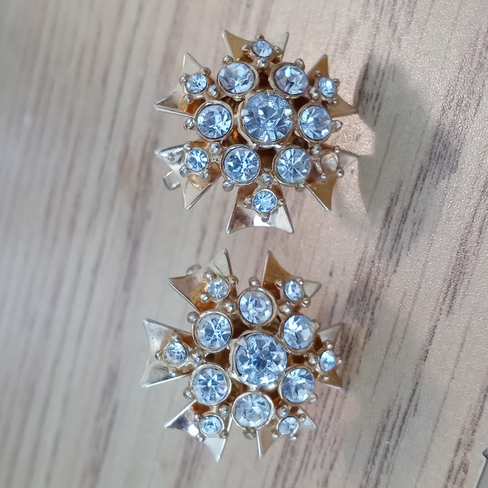 Vintage Screw back Gold tone Rhinestone earrings - Picture 1 of 3